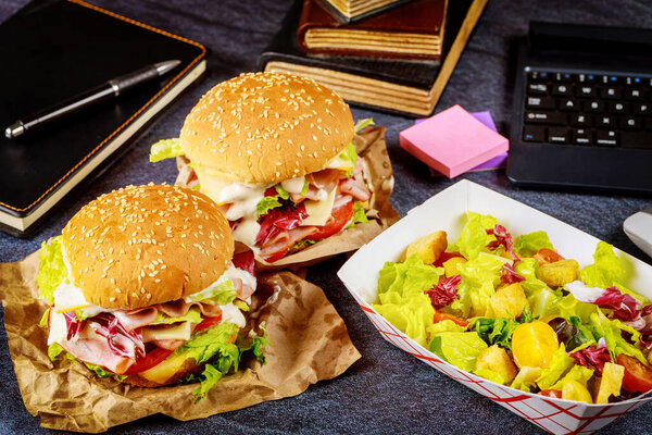 Заказ фаст-фуда, сэндвич и салат. Работа на дому
.