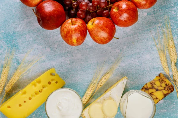 Φρούτα Τυρί Και Γάλα Μπλε Φόντο Για Shavuot — Φωτογραφία Αρχείου