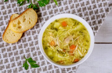 Etli tavuk çorbası, erişte ve maydanozlu ekmek..