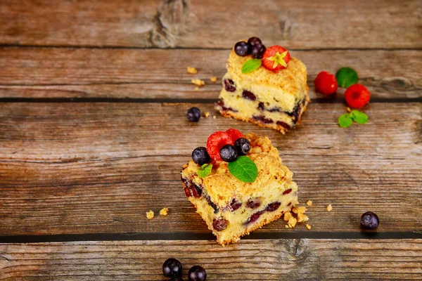 Torta Panna Acida Mirtillo Tagliata Con Bacche Fresche Sfondo Legno — Foto Stock