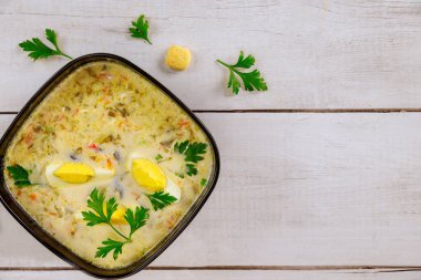 Tavuk ve sebze çorbası ve yumurta ve kraker..