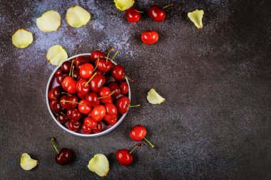 Koyu arkaplanda kırmızı kirazlar. Üst görünüm.