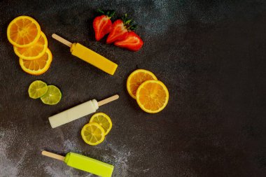 Siyah arka planda taze meyveleri olan meyveli dondurma. Üst görünüm