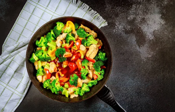 Mescolare Verdure Pollo Con Salsa Agrodolce Nel Wok — Foto Stock