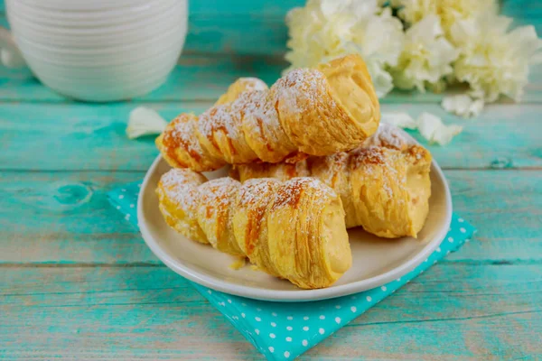 Cuerno Hojaldre Con Crema Vainilla Flores Mesa Madera — Foto de Stock