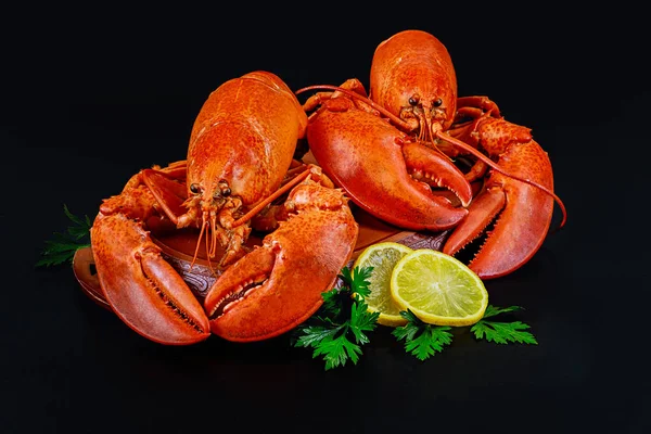 Boiled Red Lobsters Lemon Black Background — Stock Photo, Image