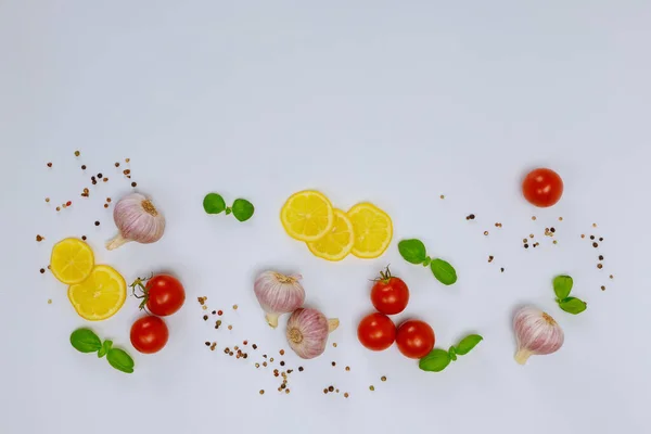 Especiarias Com Limão Alho Tomate Manjericão Sobre Fundo Branco — Fotografia de Stock