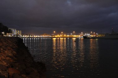 Liman ışıkları ve tekneler