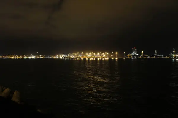 Loď a přístav v noci — Stock fotografie