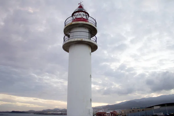 Bulutlu kırmızı deniz feneri