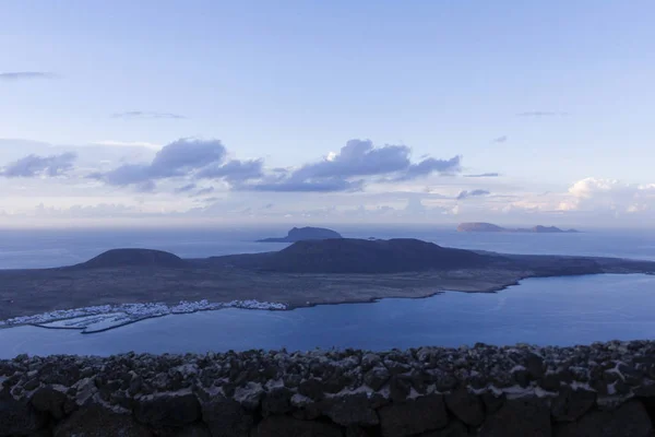 Visa graciosa Island från mirador del rio, lanzarote island, Kanarieöarna, Spanien — Stockfoto