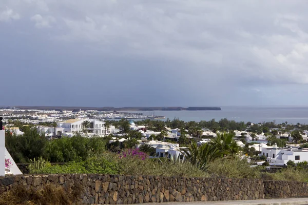 Lanzarote 'den beyaz geleneksel ev, Mavi Atlantik Okyanusu. Lanzarote, kanarya adası, İspanya