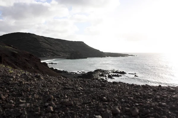 Lago verde na ilha Lanzarote com areia negra e vermelha vulcânica perto do oceano atlântico — Fotografia de Stock