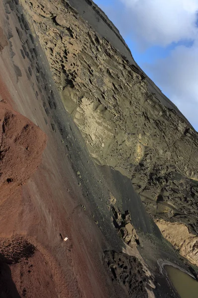 Grüner See auf der Insel Lanzarote mit schwarzem und rotem vulkanischen Sand in der Nähe des Atlantiks — Stockfoto