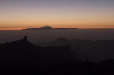 Roque Nublo Parkı ve Teide Tepesi 'nde muhteşem bir gün batımı.
