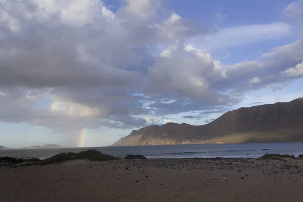 风景秀丽的兰萨罗特海滩和彩虹悬崖 — 图库照片