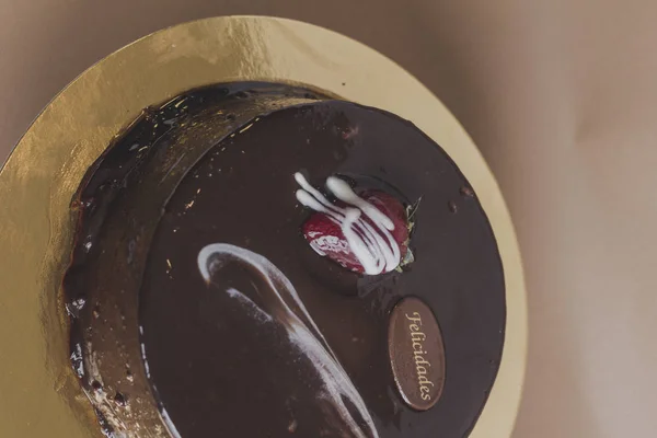 Bolo de chocolate doce na mesa de ouro — Fotografia de Stock