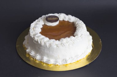 Altın kaplamalı beyaz kremalı pasta
