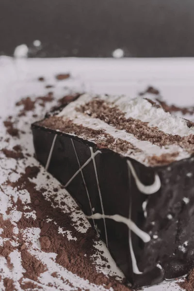 Un morceau de gâteau au chocolat noir avec deux couches de crème — Photo