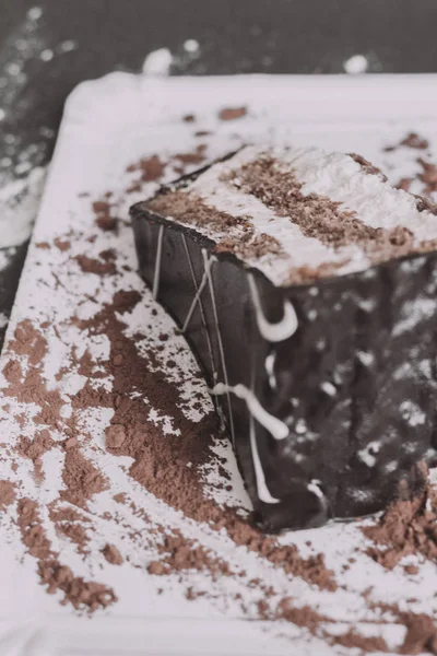 Um pedaço de bolo de chocolate escuro com duas camadas de creme — Fotografia de Stock