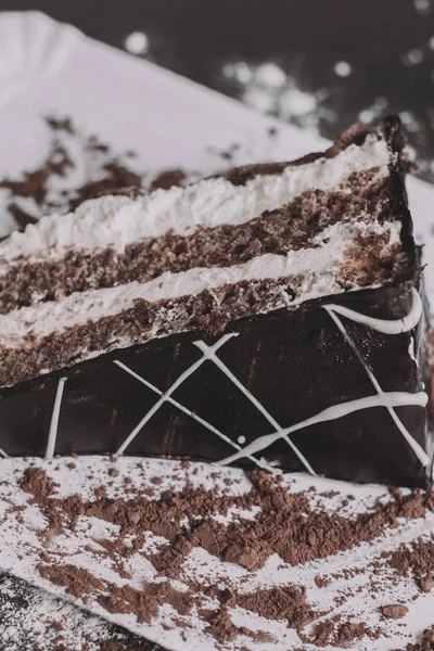 Um pedaço de bolo de chocolate escuro com duas camadas de creme — Fotografia de Stock