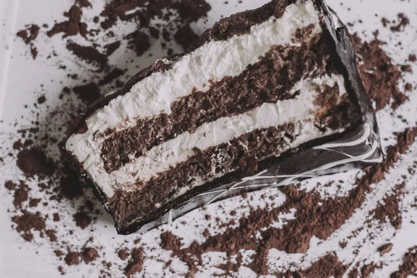Um pedaço de bolo de chocolate escuro com duas camadas de creme — Fotografia de Stock