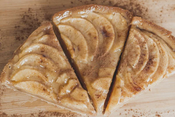 Pedazo de pastel de manzana con canela — Foto de Stock