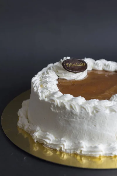 Gâteau crème blanche sur plaque d'or avec fond arrière — Photo