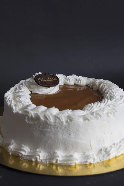 Λευκό κέικ κρέμα σε χρυσό πιάτο με φόντο πίσω — Φωτογραφία Αρχείου