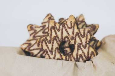 Üzerinde çikolata ve şeker olan yıldız şeklinde kurabiye.