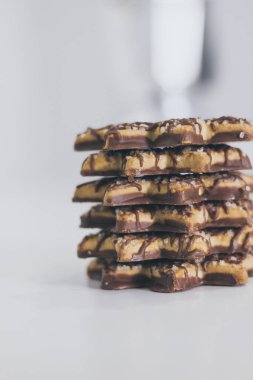 Üzerinde çikolata ve şeker olan yıldız şeklinde kurabiye.