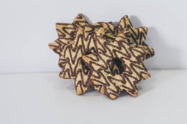 Üzerinde çikolata ve şeker olan yıldız şeklinde kurabiye.