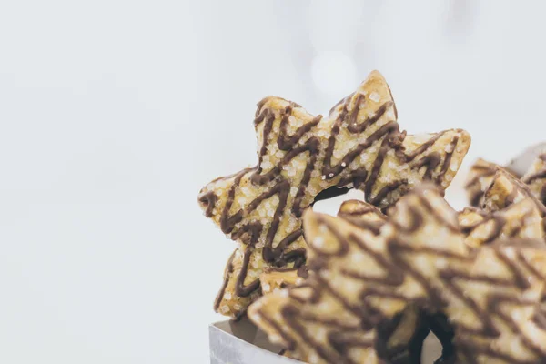 Sušenka ve tvaru hvězdy s čokoládou a cukrem navrchu — Stock fotografie