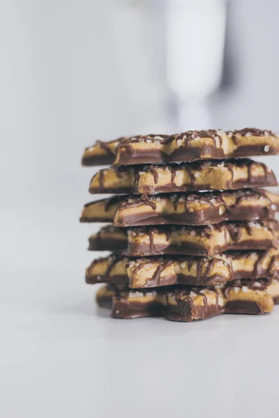 Biscoito em forma de estrela com chocolate e açúcar no topo — Fotografia de Stock