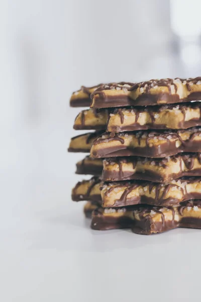 Galleta estrella con forma de chocolate y azúcar en la parte superior — Foto de Stock