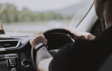 Güneş gözlüklü ve teknolojik saat kullanan bir adam.