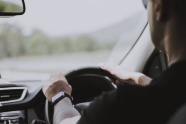 Güneş gözlüklü ve teknolojik saat kullanan bir adam.