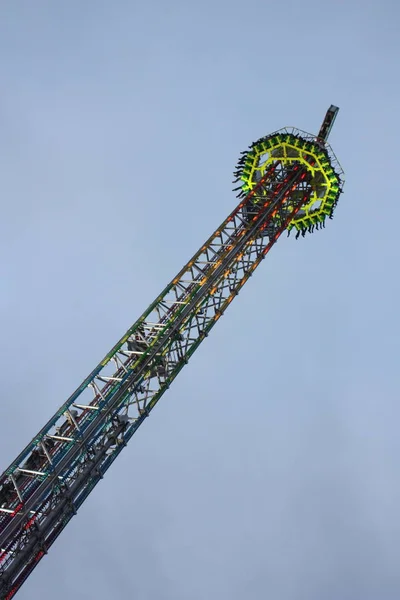 Tour de lumière Couleurs dans un parc d'attractions à Londres, Royaume-Uni — Photo