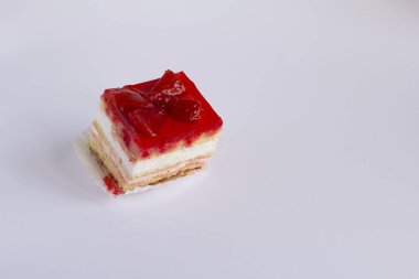 Bir parça beyaz kremalı çilekli pasta.