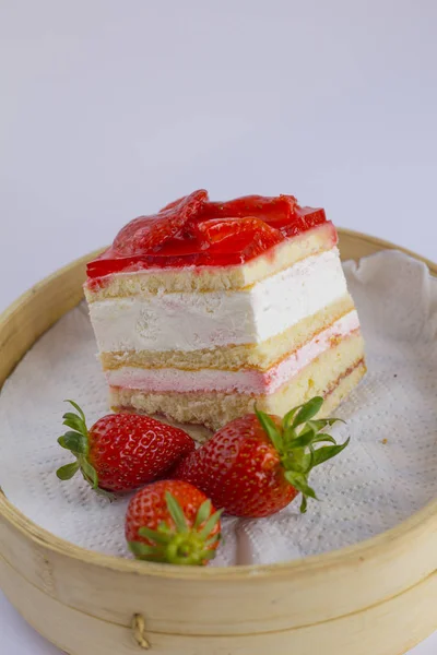 Um pedaço de bolo de morango com camadas de creme branco — Fotografia de Stock