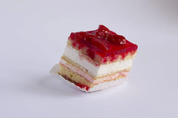 Un pedazo de pastel de fresa con capas de crema blanca —  Fotos de Stock