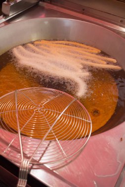 Yağda kızartılmış İspanyol churros.