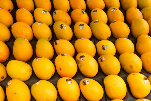Eine Menge Stück Mango perfekt in Reihe organisiert — Stockfoto