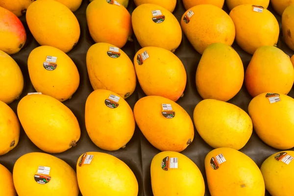 Eine Menge Stück Mango perfekt in Reihe organisiert — Stockfoto