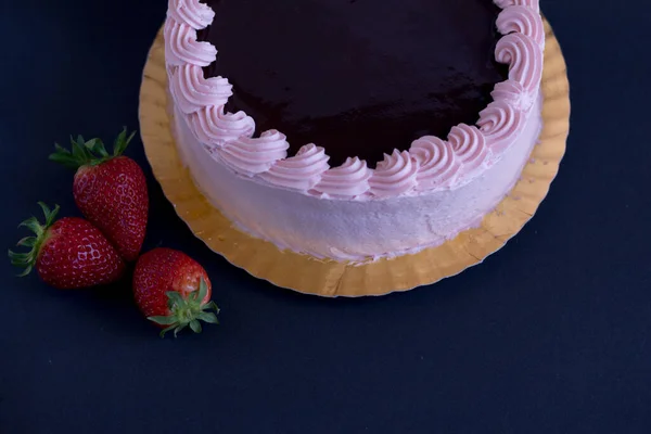 Cobertura Bolo Morango Chocolate Com Creme Rosa Morango Fresco Fundo — Fotografia de Stock