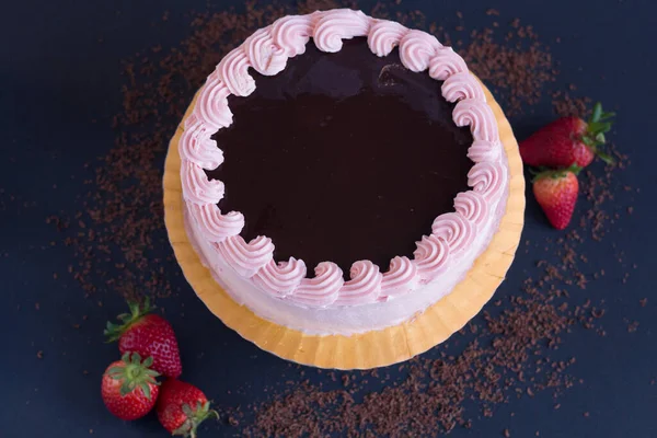 Cobertura Bolo Morango Chocolate Com Creme Rosa Morango Fresco Fundo — Fotografia de Stock