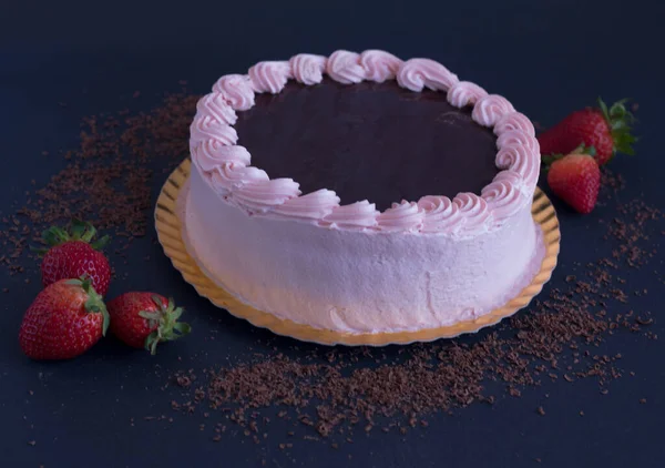 Teljes Eper Csokoládé Torta Fedél Rózsaszín Krémmel Friss Eper Fekete — Stock Fotó
