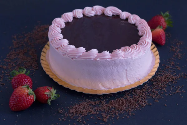 ピンク色のクリームと黒を基調としたフレッシュストロベリーのチョコレートケーキカバー — ストック写真