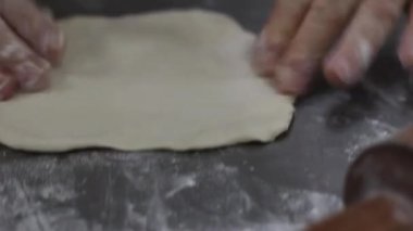 Hamuru malzemelerle yoğur.