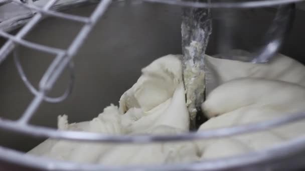 Baker Mempersiapkan Adonan Untuk Roti Dalam Mixer Adonan — Stok Video